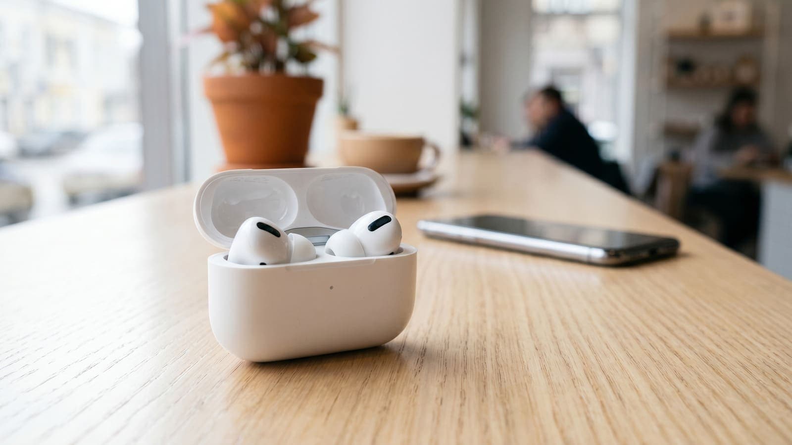 AirPods Pro на столе для статьи о покупке наушников в Самаре