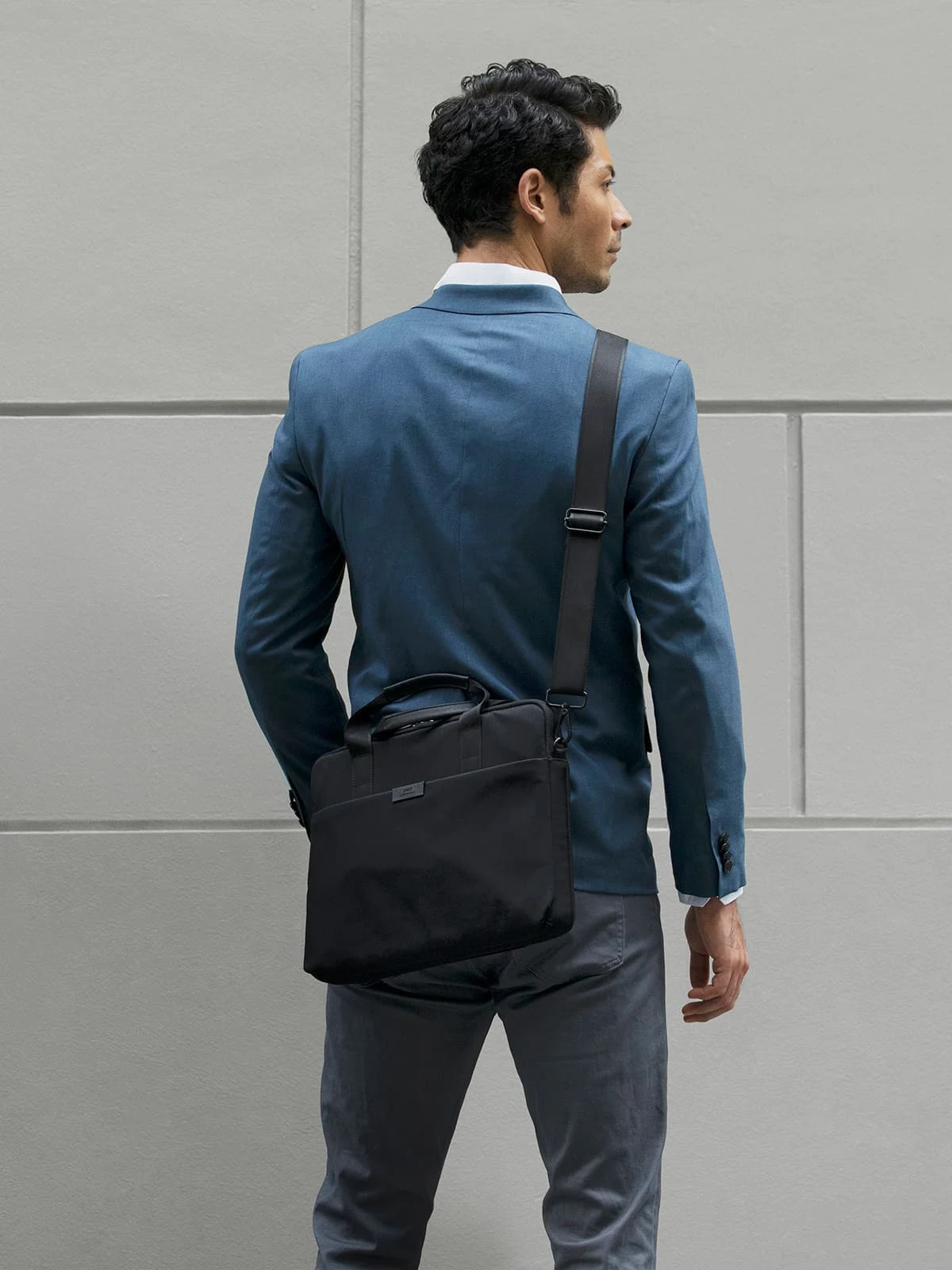 Сумка UNIQ для ноутбуков 16" Stockholm Nylon Messenger bag (STOCKHOLM(16)-MNBLACK) Черный